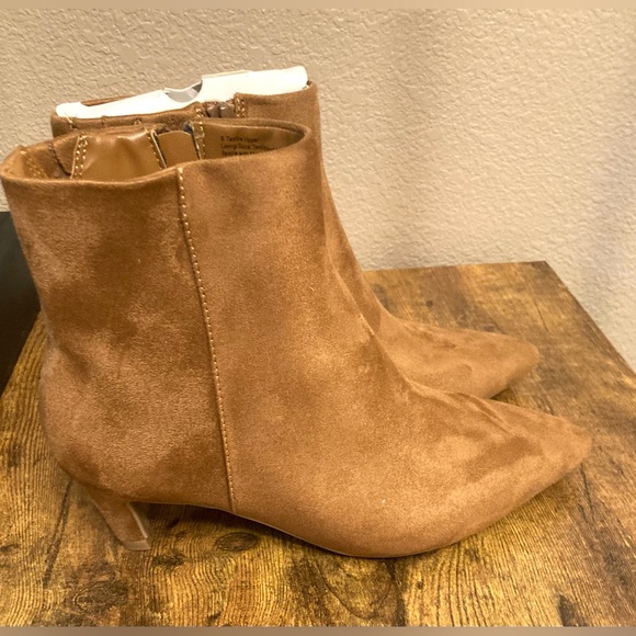 Universal Thread Shoes - Universal Thread Taylor Kitten Heel Ankle Heel Boot Tan Size 8 New
